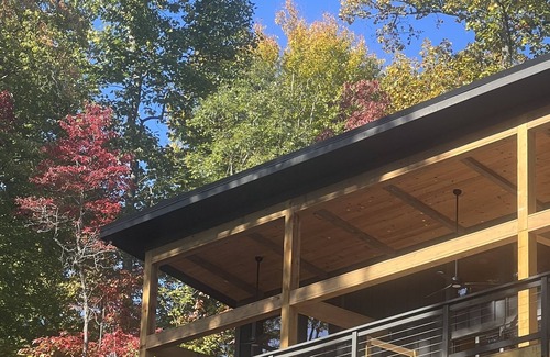 Clayton Cabina | NEW! CAPER Treehouse: modern cabin-HOT TUB VIEWS!