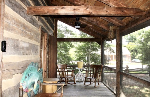 Mocksville Cabina | New! Carolina Frost Cabin in Downtown Mocksville