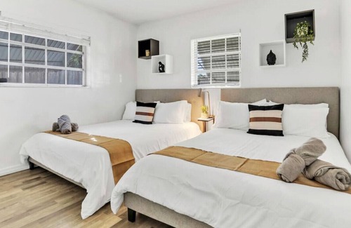 Hallandale Beach Villa | NEW! Casa Eva | 5 BR with pool | 10 mins to beach
