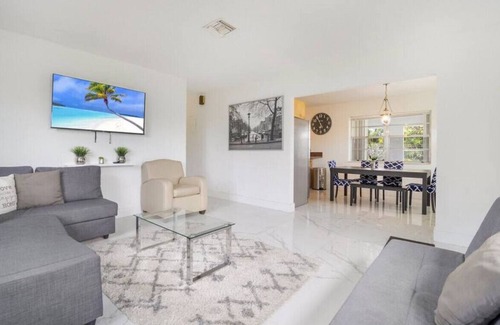 Hallandale Beach Villa | NEW Casa Playa I Outdoor Patio I 10min to beach