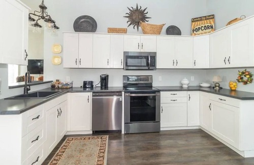 Lewisville Casa | New Castle IN Hotel Alternative: 3BR House Free Parking, early check-in and wifi