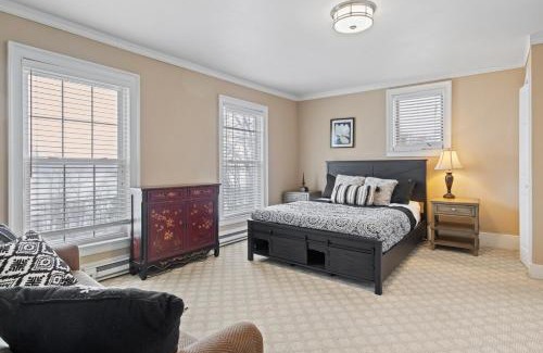 Cayuga Casa | NEW Cayuga, Hot Tub, Dog Friendly, Wine Trail