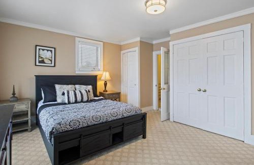 Cayuga Casa | NEW Cayuga, Hot Tub, Dog Friendly, Wine Trail