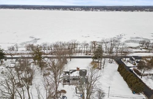 Cayuga Casa | NEW Cayuga, Hot Tub, Dog Friendly, Wine Trail