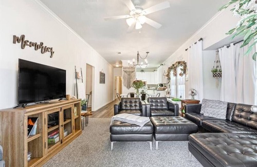 University Casa | New! Centrally Located Family Gathering Place