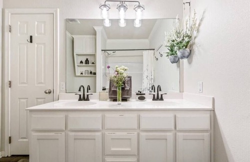 University Casa | New! Centrally Located Family Gathering Place