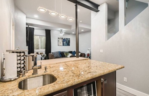 Twin Lakes Condominio | New Centrally located Guest Suite w/ Jacuzzi