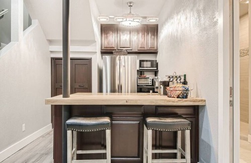 Twin Lakes Condominio | New Centrally located Guest Suite w/ Jacuzzi