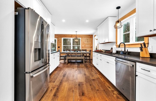 Bethel Chalet De Esquí | NEW Chalet 6 minutes from Sunday River! Hot tub, Sauna, Sleeps 12, Dog Friendly!