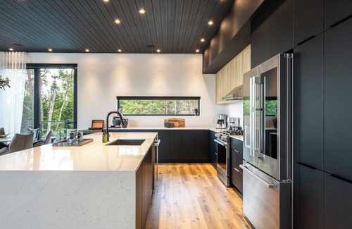 La Conception Casa | NEW! Chalet Aurora | 5 Bedrooms | Hot tub | Outdoor Pool / Tremblant Living