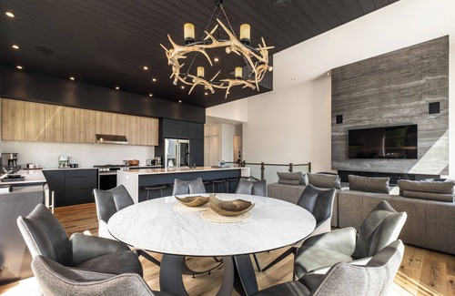 La Conception Casa | NEW! Chalet Aurora | 5 Bedrooms | Hot tub | Outdoor Pool / Tremblant Living