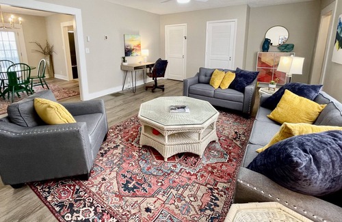 Clarkesville Cabaña | NEW Chalet Gris Duplex Downtown Clarkesville