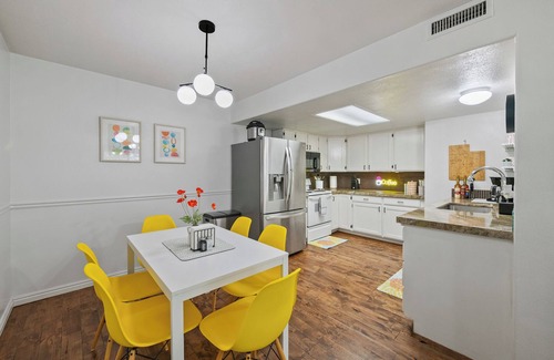 Orem Condominio | NEW! Charming Condo, Perfectly located near UVU/BYU, Balcony, Near Mountains!