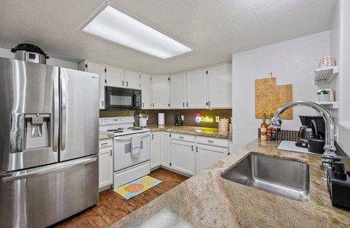 Orem Condominio | NEW! Charming Condo, Perfectly located near UVU/BYU, Balcony, Near Mountains!
