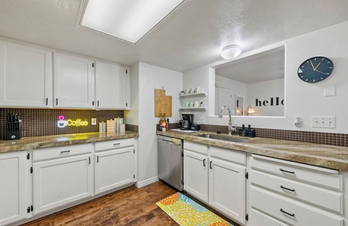Orem Condominio | NEW! Charming Condo, Perfectly located near UVU/BYU, Balcony, Near Mountains!