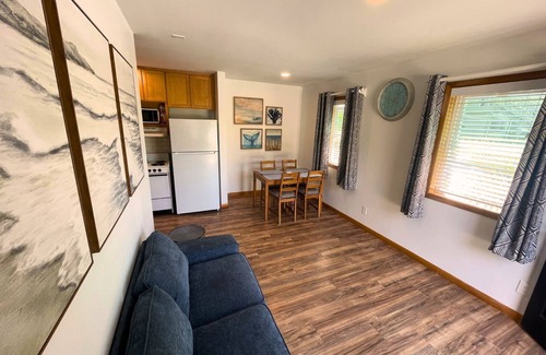 Lopez Island Cabaña | New! Charming Cottage in Seaside Village Walk to Beach,Food,Coffee, Farmers Mkt.