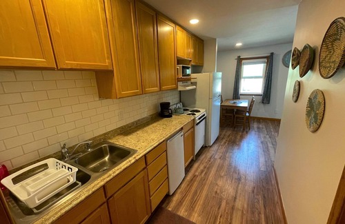 Lopez Island Cabaña | New! Charming Cottage in Seaside Village Walk to Beach,Food,Coffee, Farmers Mkt.