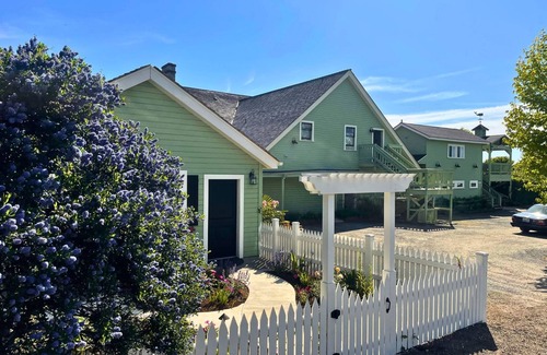 Lopez Island Cabaña | New! Charming Cottage in Seaside Village Walk to Beach,Food,Coffee, Farmers Mkt.