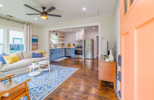 Kerrville Cabaña | NEW! ❤️ Charming Cottage downtown HOT TUB & Firepit Sleeps 6, 2-King suites