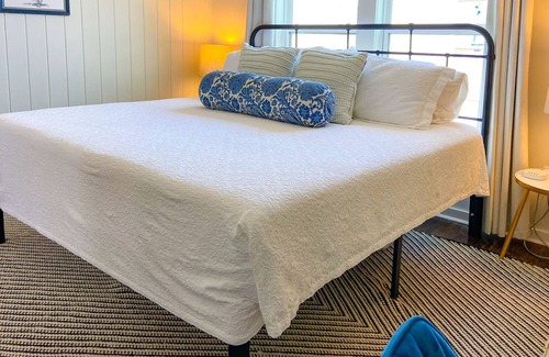 Kerrville Cabaña | NEW! ❤️ Charming Cottage downtown HOT TUB & Firepit Sleeps 6, 2-King suites