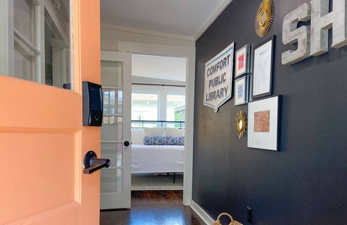 Kerrville Cabaña | NEW! ❤️ Charming Cottage downtown HOT TUB & Firepit Sleeps 6, 2-King suites