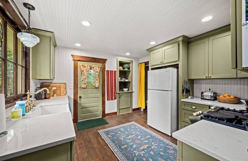 Spirit Lake Casa | NEW! Charming home in Spirit Lake!