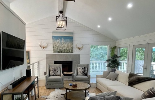 Gainesville Casa | NEW - Charming Lakefront Cottage with 2-Story Dock on Deep Water