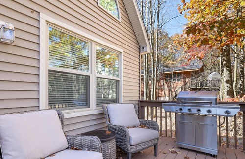 Briar Crest Woods Chalet De Esquí | NEW!Charming Pocono Chalet w/ gaming loft, close to skiing, private lake, hiking