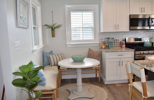 Bayside Apartamento | NEW Charming Walk to beach 2-bedroom Coastal Home