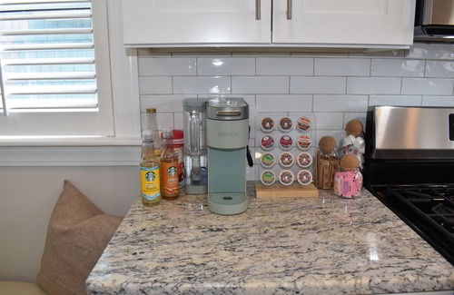 Bayside Apartamento | NEW Charming Walk to beach 2-bedroom Coastal Home