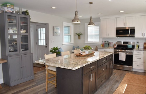 Bayside Apartamento | NEW Charming Walk to beach 2-bedroom Coastal Home