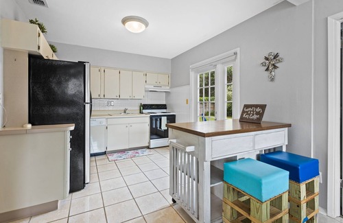 Dunedin Casa | NEW!Cheerful 2BD Home|DOGS OK| Mins Drive to Beach