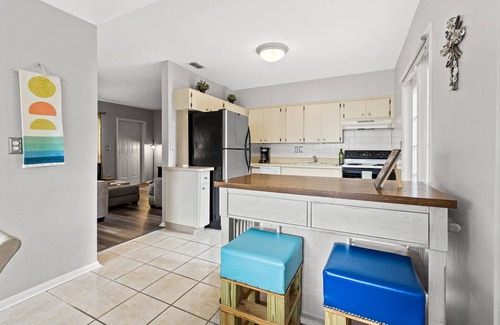 Dunedin Casa | NEW!Cheerful 2BD Home|DOGS OK| Mins Drive to Beach