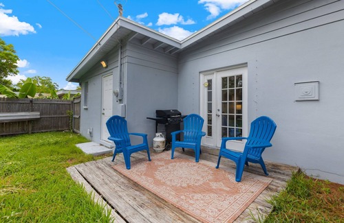 Dunedin Casa | NEW!Cheerful 2BD Home|DOGS OK| Mins Drive to Beach