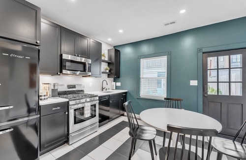 Old Town West Casa | NEW! Chez Old Town | Walk to Shops Metro & Waterfront