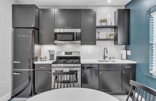 Old Town West Casa | NEW! Chez Old Town | Walk to Shops Metro & Waterfront