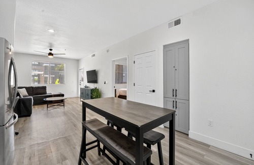 Glendale Sports and Entertainment District Apartamento | NEW! Chic 1BR at Westgate | Pool, Gym & Stadium Fun