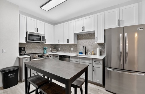 Glendale Sports and Entertainment District Apartamento | NEW! Chic 1BR at Westgate | Pool, Gym & Stadium Fun