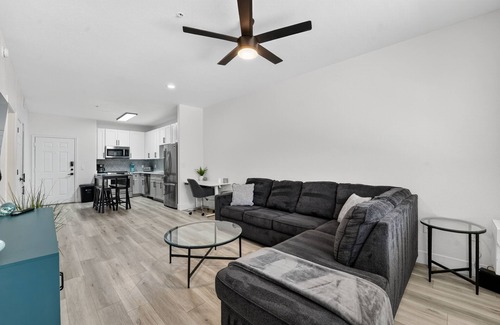 Glendale Sports and Entertainment District Apartamento | NEW! Chic 1BR at Westgate | Pool, Gym & Stadium Fun