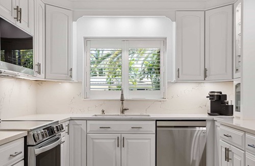 Dolphin Isles Villa | NEW! Chic & cozy villa with saltwater pool & spa 5 min walk to the beach