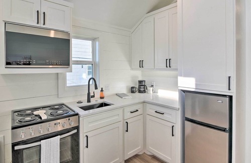 Galveston Cabaña | NEW! Chic Galveston Cottage < 2 Miles to Seawall!