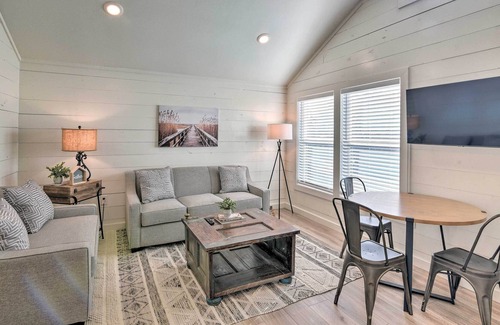Galveston Cabaña | NEW! Chic Galveston Cottage < 2 Miles to Seawall!