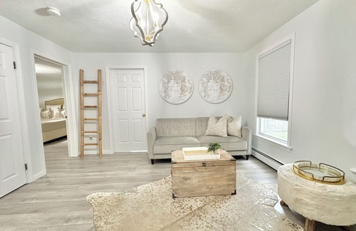 Marlborough Casa | NEW Chic Home Close to Boston - WASHER DRYER & Parking