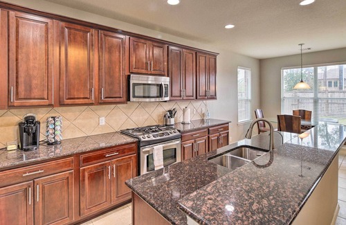 Lake Houston Casa | NEW! Chic Houston Home - Furnished Patio + Grill!