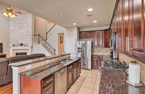 Lake Houston Casa | NEW! Chic Houston Home - Furnished Patio + Grill!