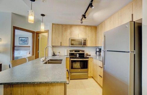 Cougar Creek Condominio | *NEW* Chic Remodelled | 2HOT TUBS | Top Rated Resort | MINUTES TO BANFF