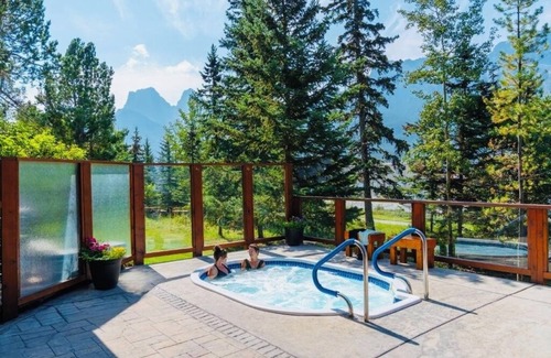 Cougar Creek Condominio | *NEW* Chic Remodelled | 2HOT TUBS | Top Rated Resort | MINUTES TO BANFF