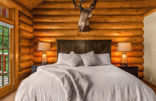 Pequot Lakes Cabina | NEW! Classic Lakeside Lodge with Luxury Amenities and Sunset Views