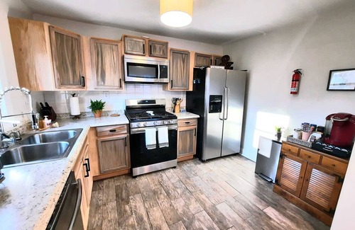 Benton Harbor Cabaña | NEW ★ 🤩| Close to Beaches | Golf course | Private Deck | Central Air | 5 beds