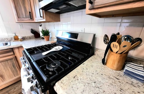 Benton Harbor Cabaña | NEW ★ 🤩| Close to Beaches | Golf course | Private Deck | Central Air | 5 beds